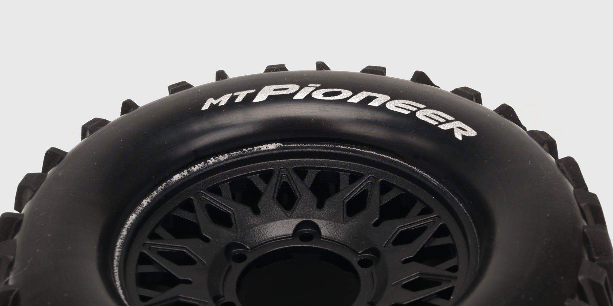 MT-Pioneer hjulsæt med sorte fælge og grove offroad-dæk til fjernstyrede monster trucks.