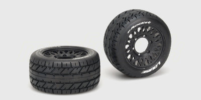 To sorte ST-Rocket dæk med hvide fælge til Stadium Truck fjernstyrede biler.