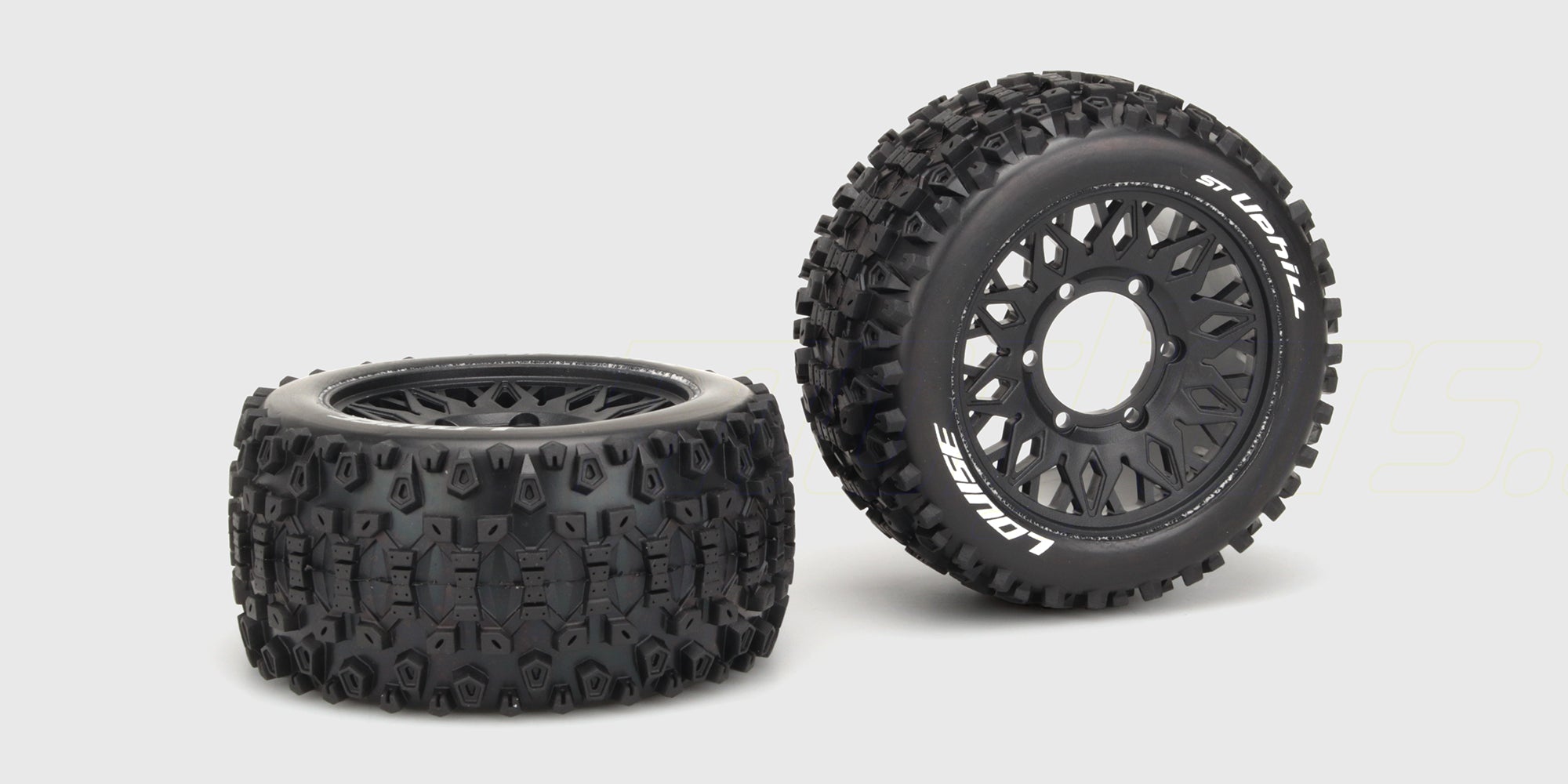 To sorte ST-Uphill hjul med grove offroad-dæk og sorte fælge til fjernstyrede biler vist på hvid baggrund.