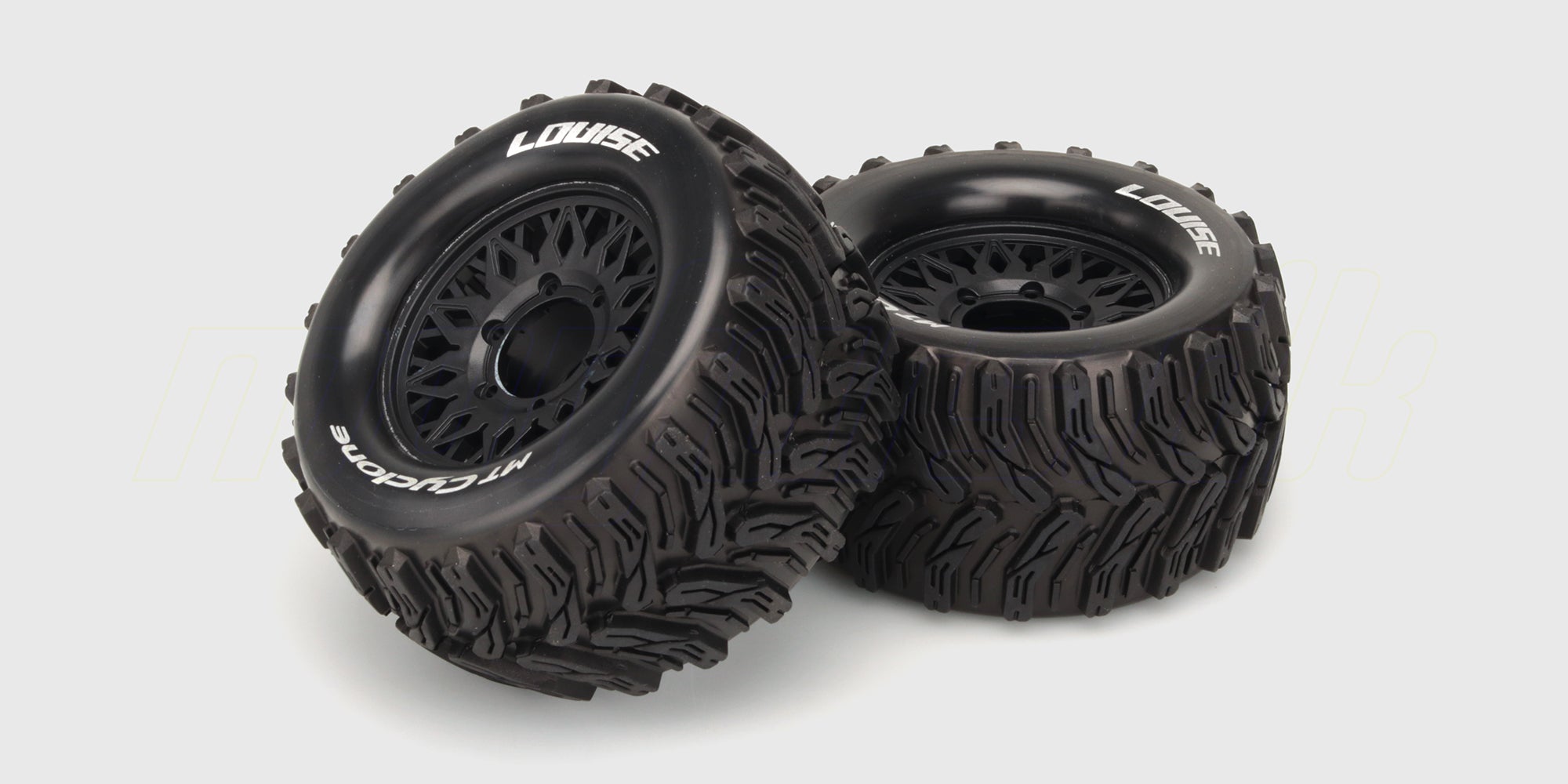 To sorte MT-Cyclone monster truck dæk med sølvfarvede fælge og groft offroad mønster til fjernstyret bil.