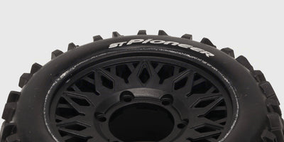 To sorte ST-Pioneer offroad dæk med groft mønster og detaljerede fælge til fjernstyret bil.