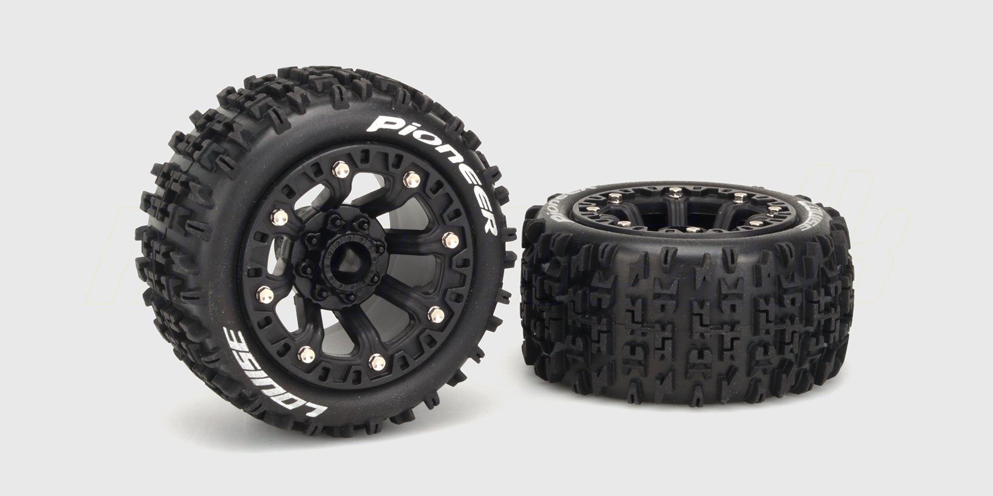 To sorte Pioneer 2.2 tommer offroad hjul med groft dækmønster til fjernstyrede biler.