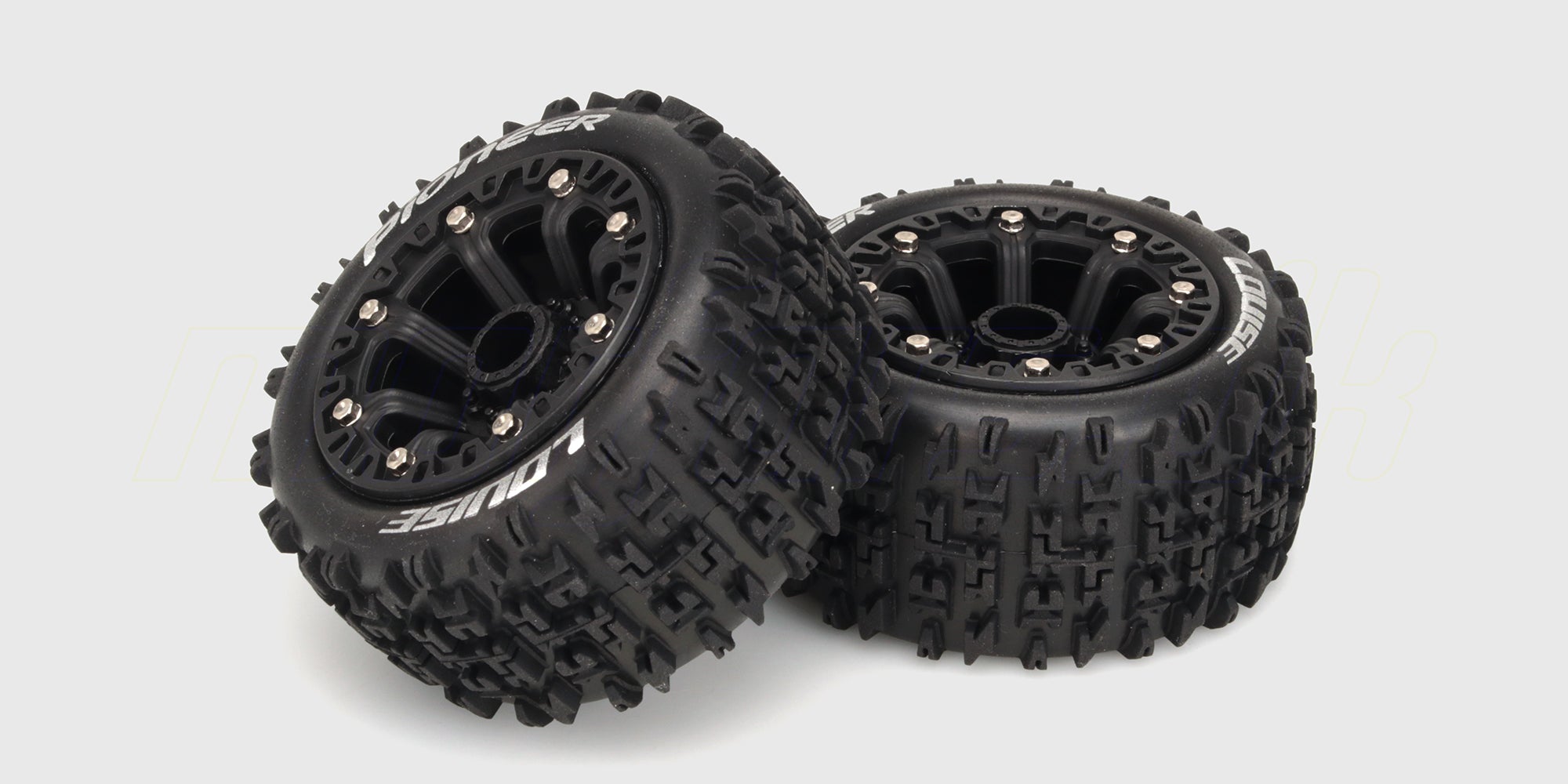 To sorte Pioneer 2.2 tommer hjul med groft dækmønster og sorte fælge til fjernstyrede offroad biler.