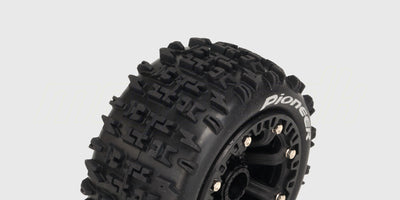 To sorte Pioneer 2.2 tommer hjul med groft dækmønster til offroad fjernstyrede biler vist fra siden.