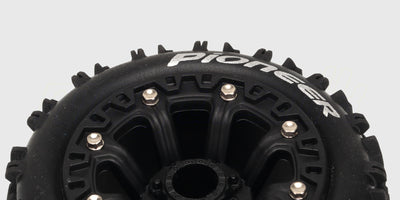 Pioneer 2.2 tommer hjulsæt med sorte fælge og groft dækmønster til offroad fjernstyrede biler.