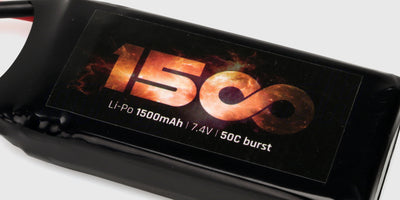 Kompakt LiPo batteri på 1500mAh og 7,4V til fjernstyrede biler med hvidt balance-stik og rødt JST-stik.