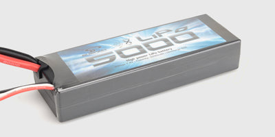 Kraftfuldt LiPo 5000 mAh 7,4V batteri til fjernstyrede biler vist fra siden med T-stik og balancestik.