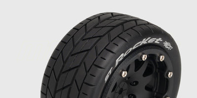 To sorte ST-Rocket 3.2 tommer hjul med fint dækmønster monteret på sorte fælge til fjernstyrede biler.