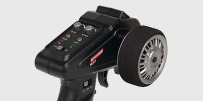 Grå Legend Drift Elite fjernstyret bil med detaljeret interiør og spoiler set fra siden på en hvid baggrund.