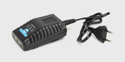 Sort Charger C22 batterioplader med rødt display og tilsluttede ladekabler til fjernstyrede biler.