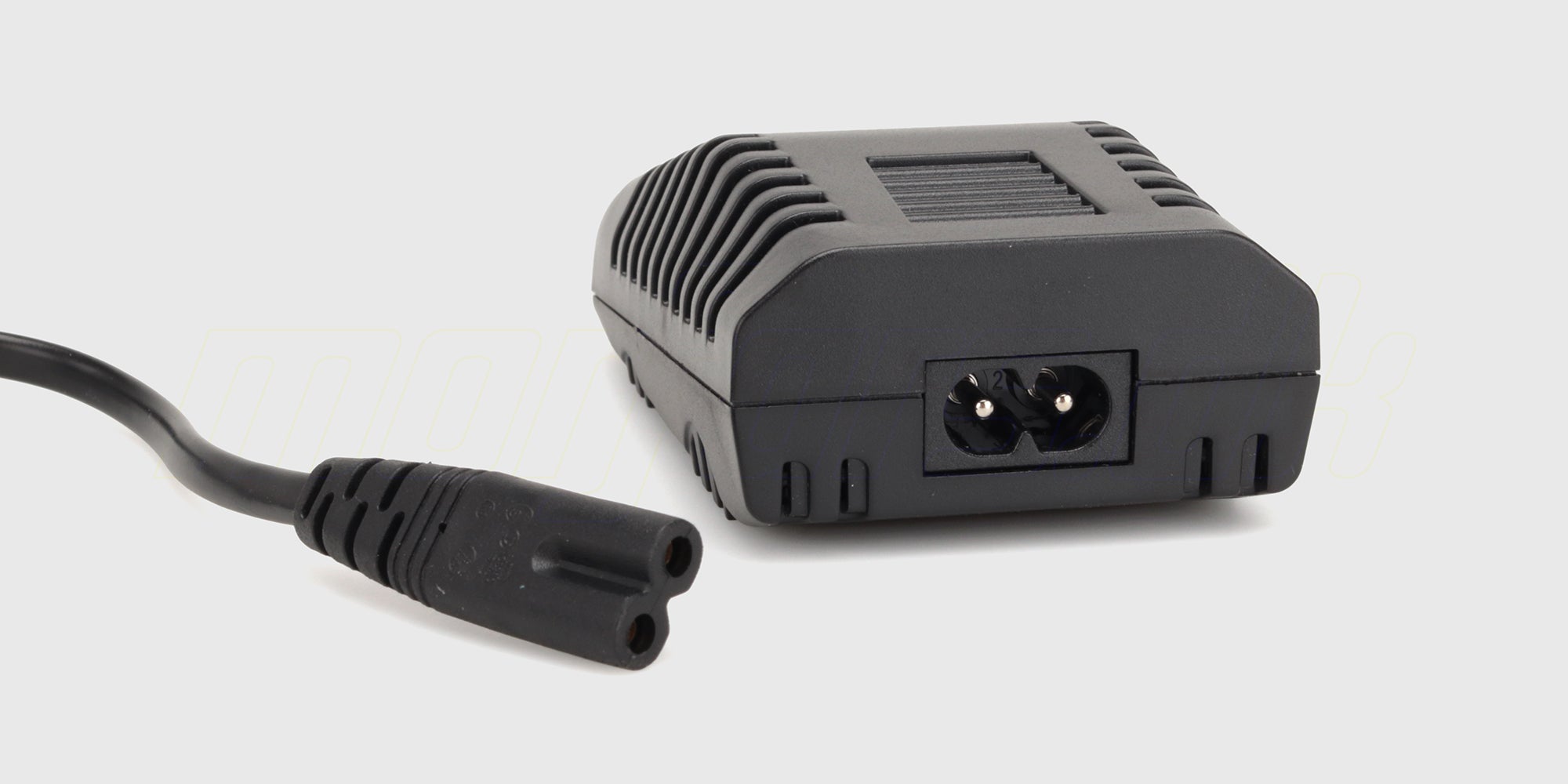 Sort kompakt Charger C22 batterioplader med display og knapper til fjernstyrede biler vist på hvid baggrund.