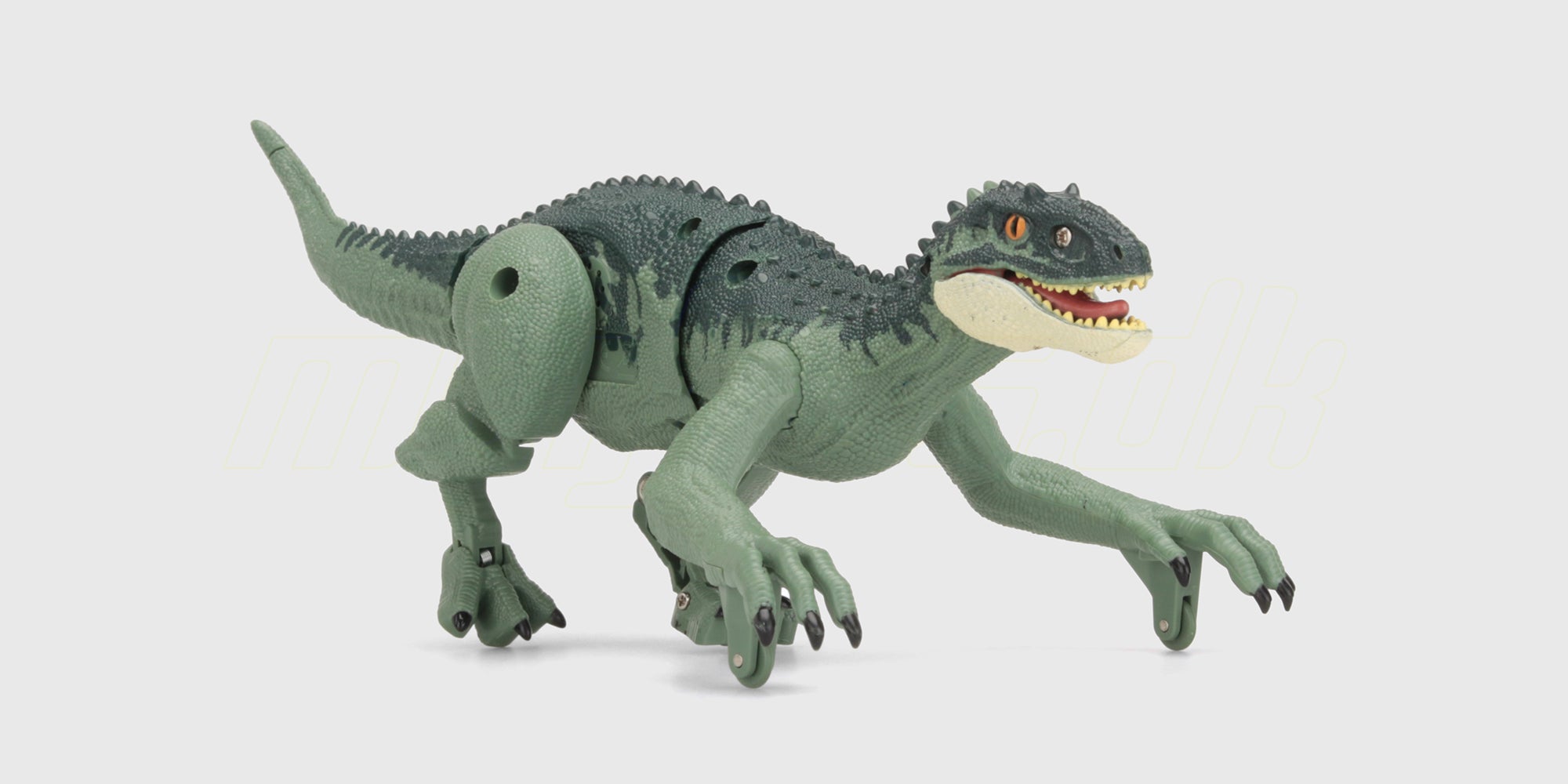 Grøn lille legetøjsdinosaurus i plastik med detaljerede skæl og åben mund på hvid baggrund.