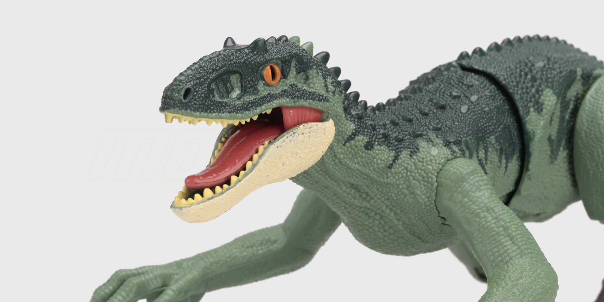 Lille grøn legetøjsdinosaurus med detaljeret hud og et venligt blik til børns leg.