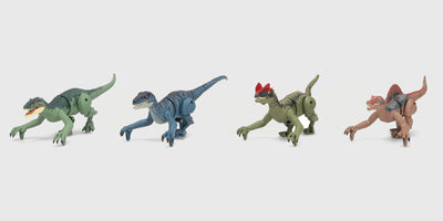 Farverige små dinosaurer i forskellige former og farver vist sammen på en hvid baggrund.