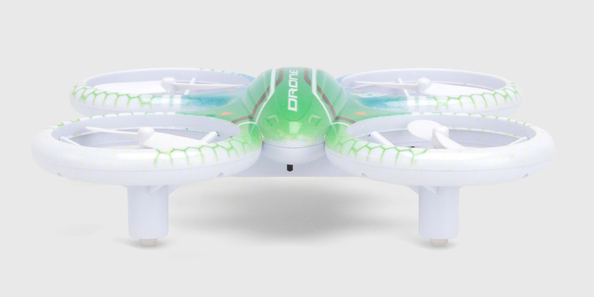 Drone Super Glow i luften med kraftigt grønt og blåt LED-lys i mørke omgivelser.