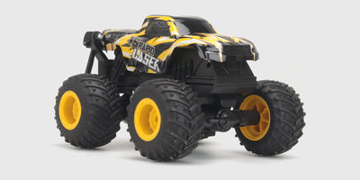 Firedance Stunt Truck fjernstyret bil med store dæk og seje flammemotiver vist på hvid baggrund.