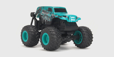 Rød Firedance Stunt Truck med flamme-grafik viser sine store gummihjul på hvid baggrund.