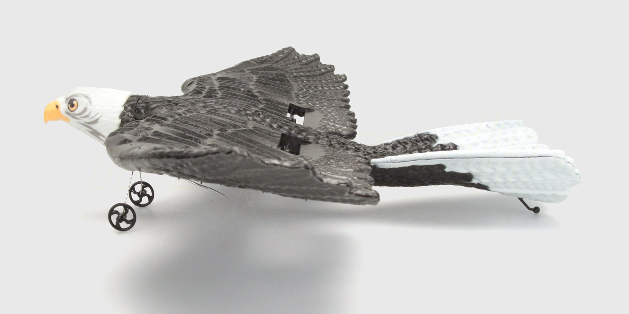 Flyvende ørn legetøjsdyr med udbredte vinger der svæver realistisk gennem luften.