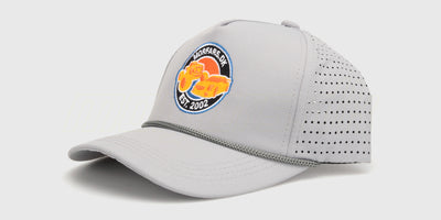 Sort kasket fra Morfars.dk med hvidt logo broderet på fronten til fans af fjernstyrede biler.