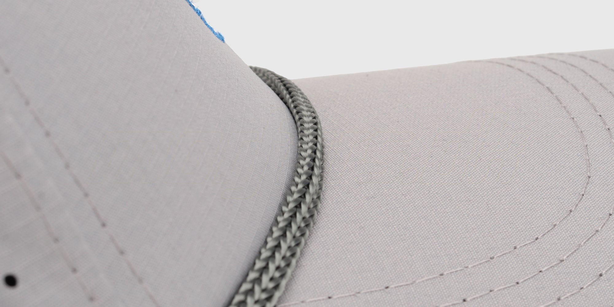 Mørkeblå kasket fra Morfars.dk med hvidt broderet logo set skråt forfra på hvid baggrund.