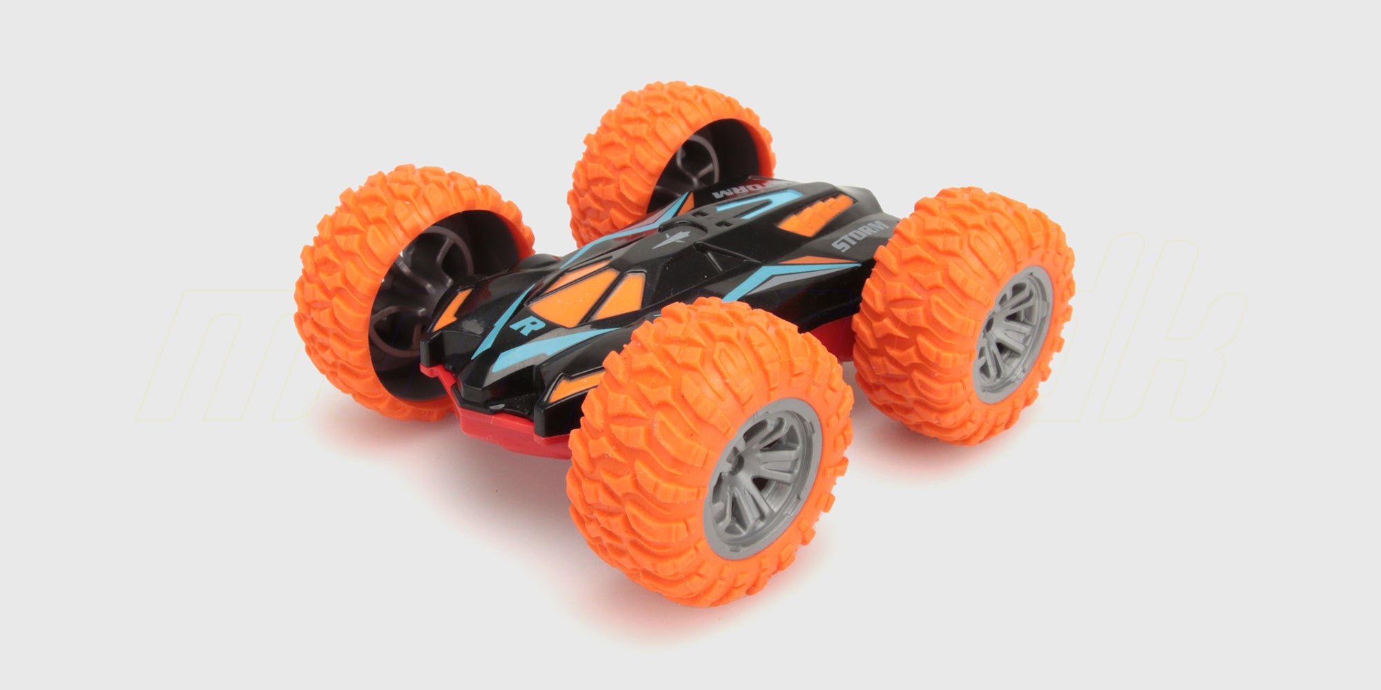 To blå og røde Mini Stunt Car fjernstyrede biler vist sammen med deres kompakte fjernbetjeninger.