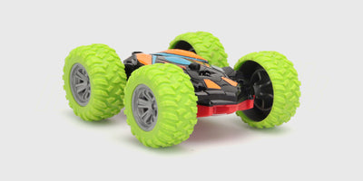 Blå og orange Mini Stunt Car fjernstyret bil med store hjul til vilde 360-graders stunts og flips.