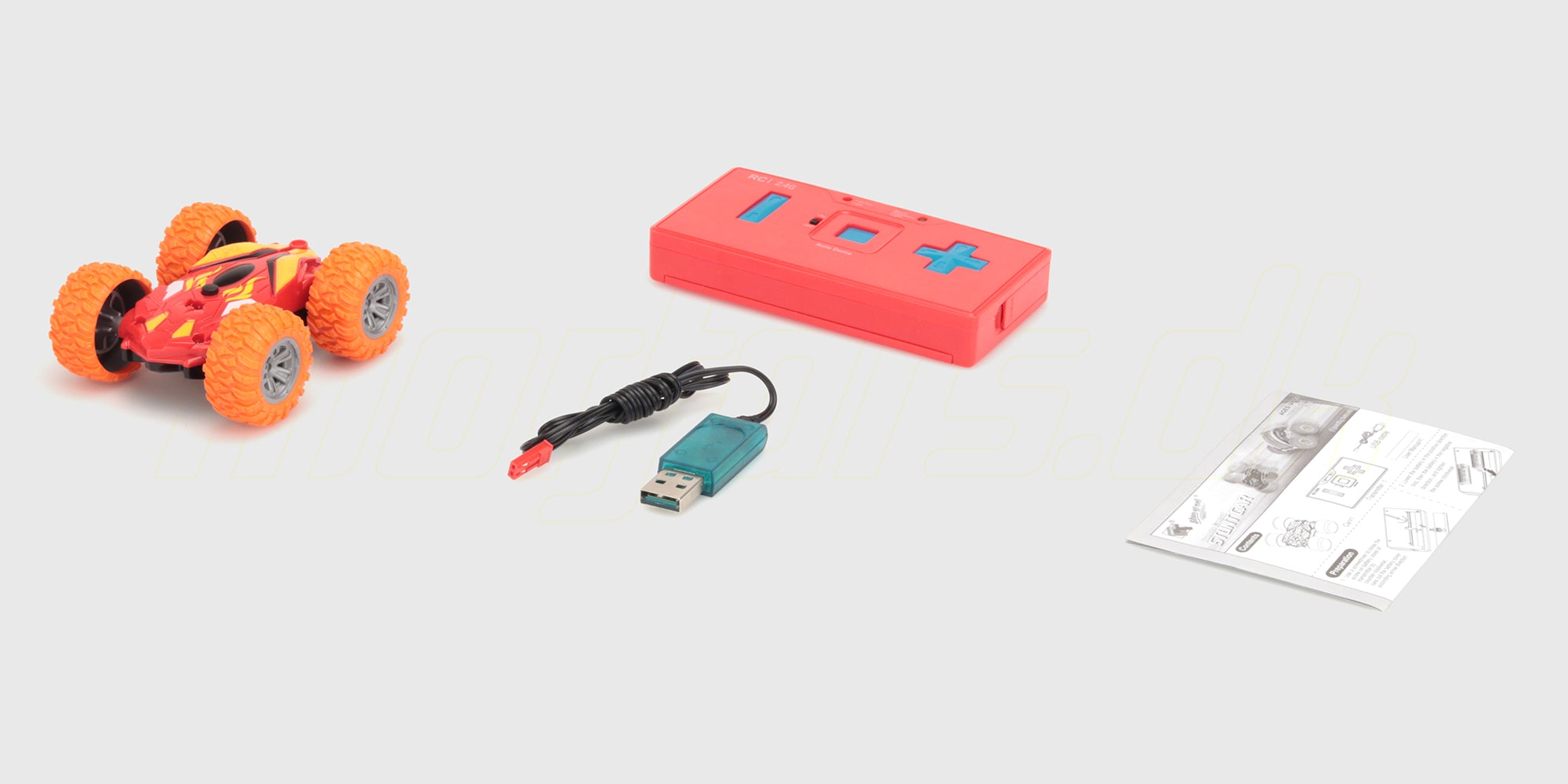 Grøn Mini Stunt Car fjernstyret bil laver et vildt flip på en hvid baggrund.