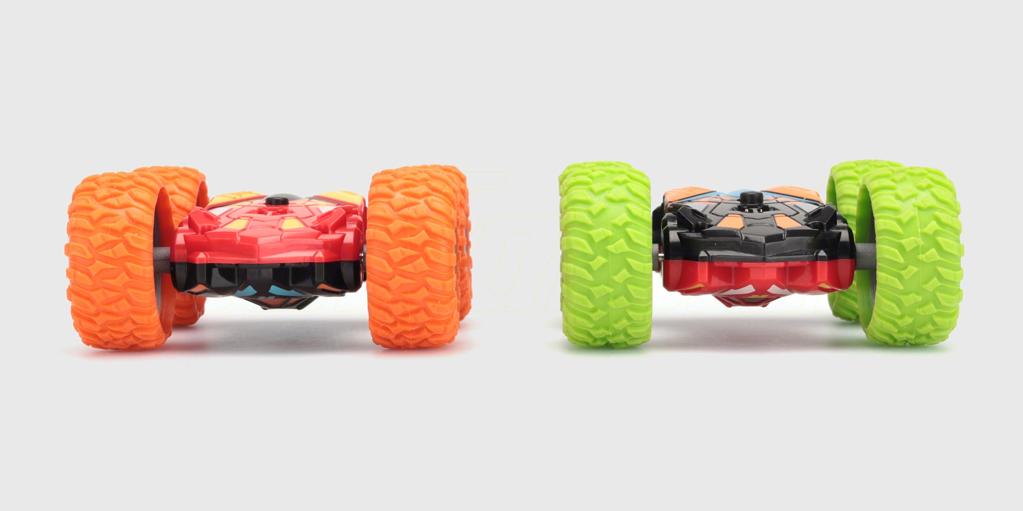 Grøn og sort Mini Stunt Car fjernstyret bil vist i emballage med tilhørende fjernbetjening.