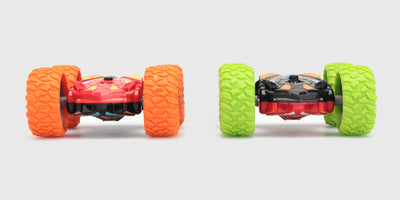 Grøn og sort Mini Stunt Car fjernstyret bil vist i emballage med tilhørende fjernbetjening.