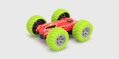 Grøn Mini Stunt Car fjernstyret bil, der laver et vildt flip på en vej.