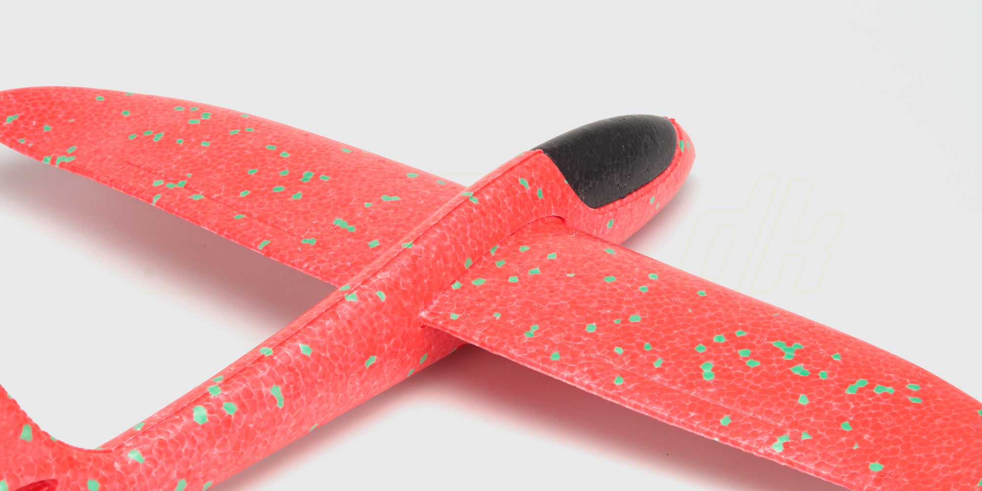 Rødt Super Glider kastefly i skum til børn vist på hvid baggrund.