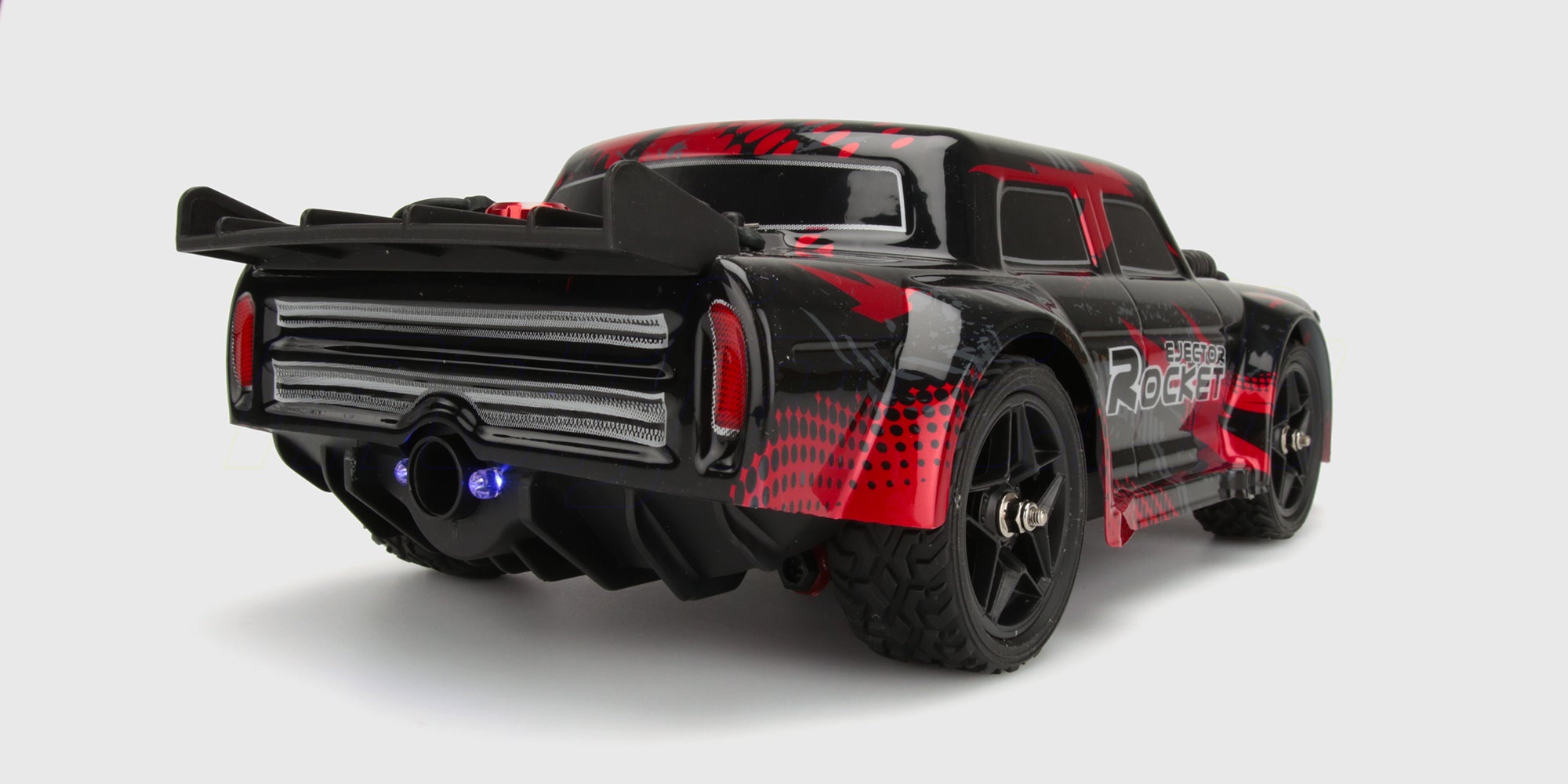 Sort Hurricane Drift fjernstyret bil med hvide fælge og aerodynamisk vinge vist fra siden på hvid baggrund.