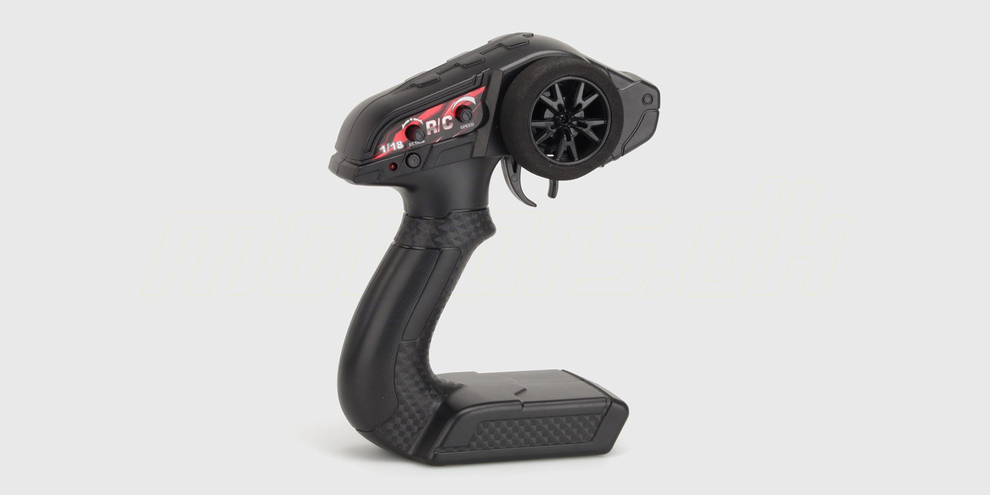 Sort 2,4 GHz fjernstyring med rat til Hurricane Drift bil på hvid baggrund.