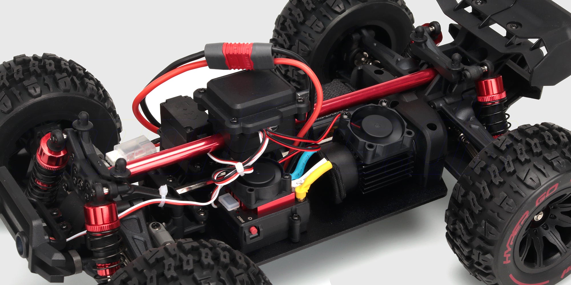 MJX HyperGo EXtreme fjernstyret monster truck med rød karrosseri og grove dæk til terrænkørsel.