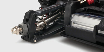 Hvid MJX HyperGo EXtreme monster truck med store offroad-hjul vist skråt forfra på hvid baggrund.