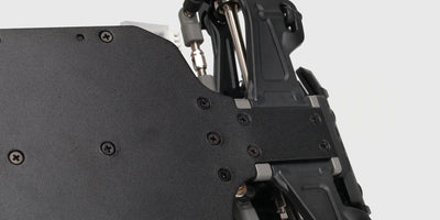 Undersiden af en HyperGo EXtreme fjernstyret bil med robust sølvfarvet chassis i aluminium.