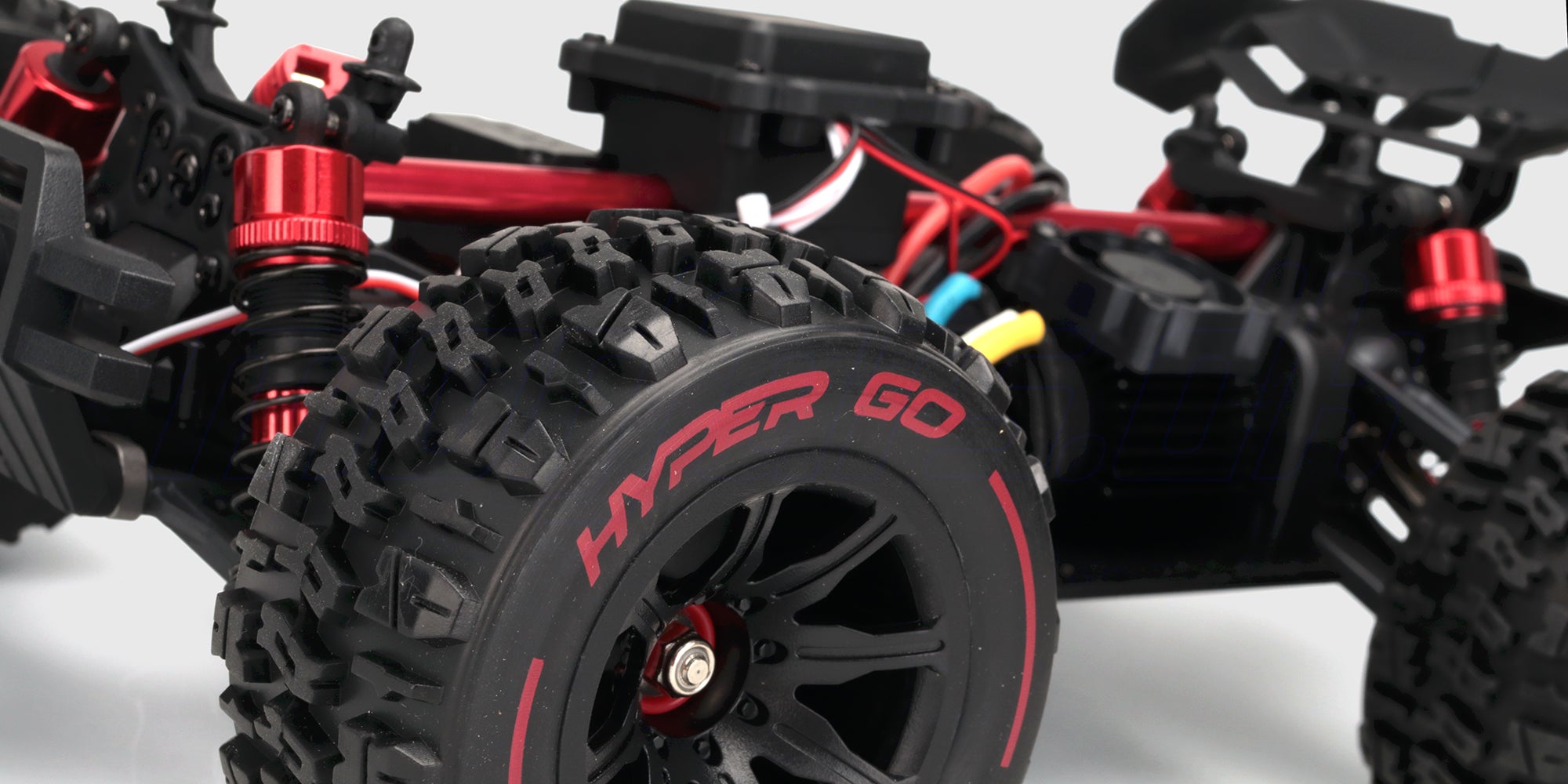 HyperGo EXtreme fjernstyret bil med store gummidæk og robust chassis til offroad kørsel.