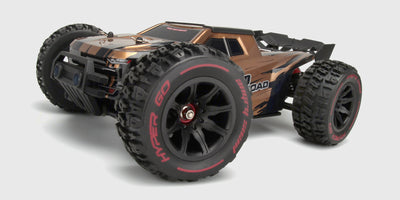 MJX HyperGo Extreme fjernstyret bil vist med begge sine medfølgende karrosserier til terrænkørsel.