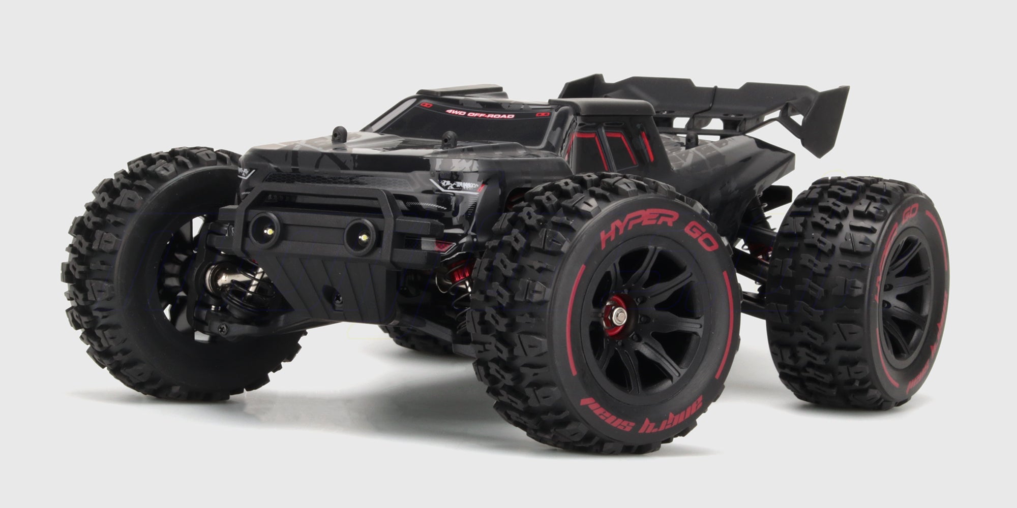 HyperGo EXtreme fjernstyret bil i hvid og blå set fra siden med store offroad hjul og robust chassis.