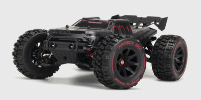 HyperGo EXtreme fjernstyret bil i hvid og blå set fra siden med store offroad hjul og robust chassis.