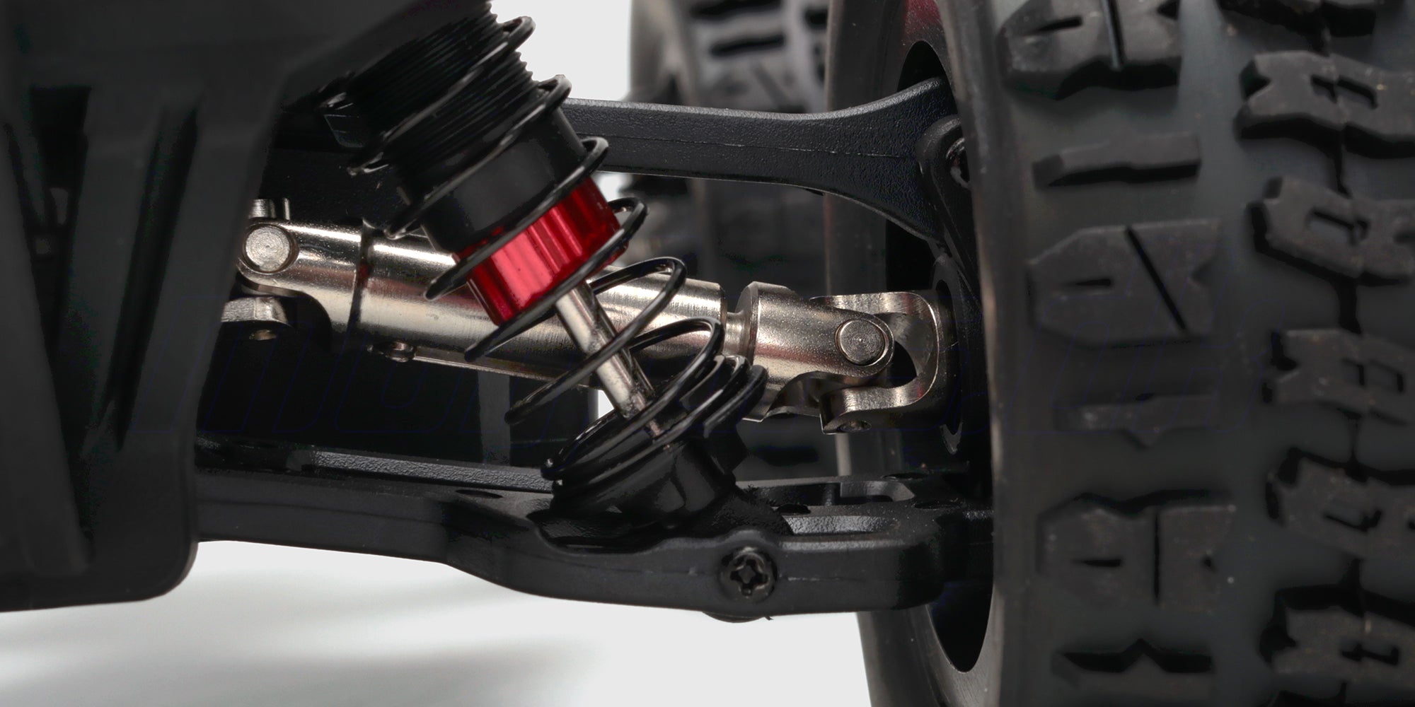 To kraftige metal trækaksler til HyperGo EXtreme fjernstyret bil vist mod en mørk baggrund.