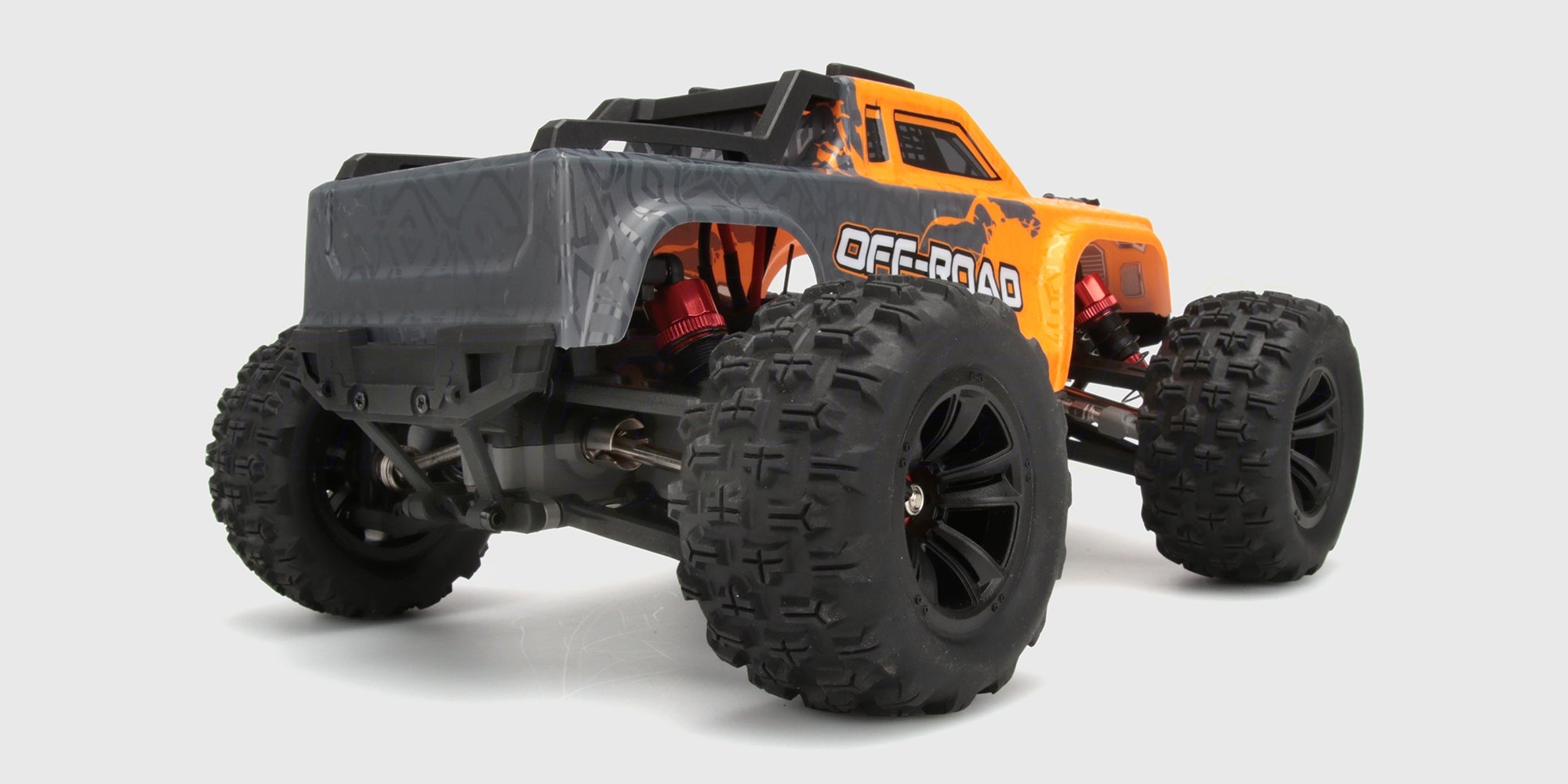 HyperGo Brushless SE fjernstyret monster truck med gult karosseri og grove offroad-dæk set skråt forfra.