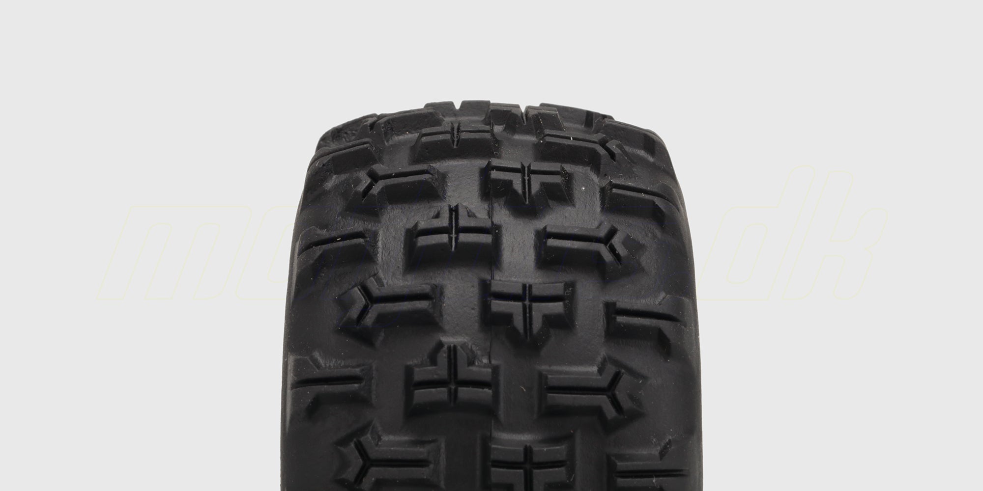 To sorte HyperGo Wheels dæk med groft offroad-mønster og sorte fælge til fjernstyrede biler.