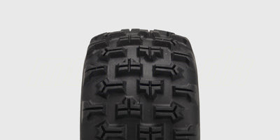To sorte HyperGo Wheels dæk med groft offroad-mønster og sorte fælge til fjernstyrede biler.