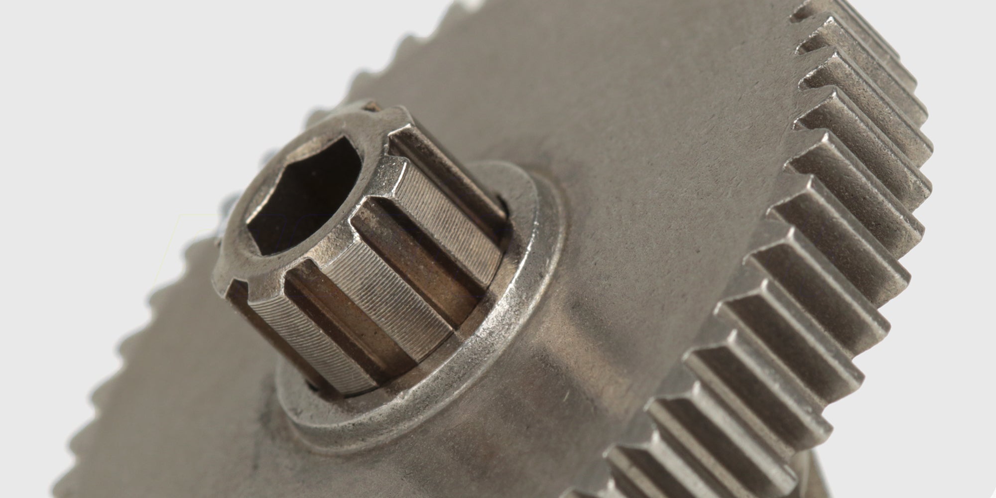 HyperGo Super HD Spur Gear gearkasse samling i metal til MJX fjernstyret bil vist på hvid baggrund.