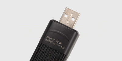 Sort HyperGo USB ladekabel med hvidt 3S balancer-stik til opladning af batterier til fjernstyrede MJX biler.