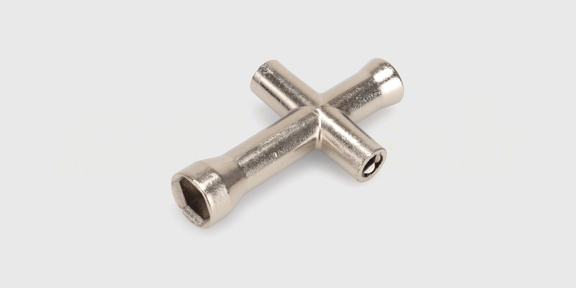 Lille sølvfarvet krydsnøgle i metal til hjulskift på MJX Hyper Go fjernstyrede biler.