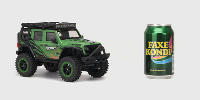 Wild Beast Mini Crawler fjernstyret bil i lommestørrelse vist ved siden af en hånd for at illustrere dens kompakte mål.