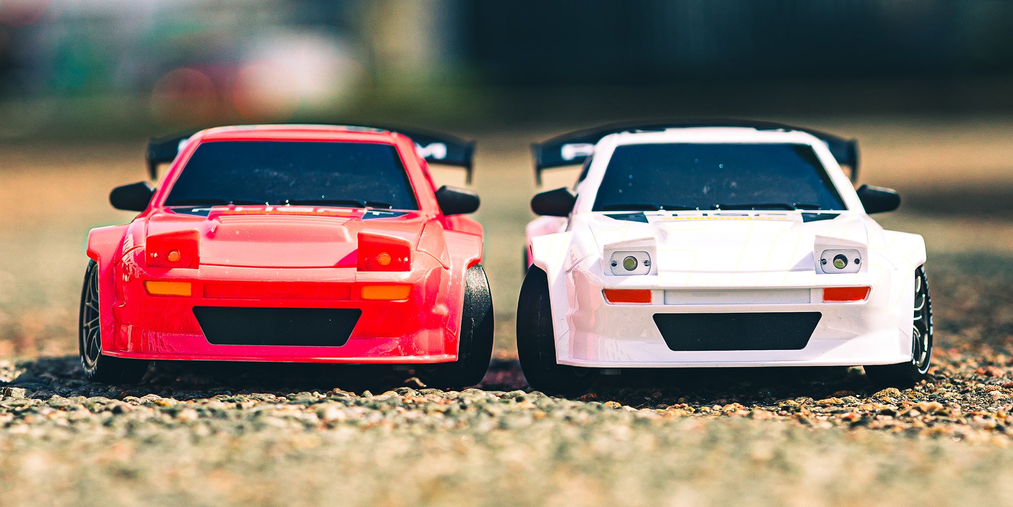 BTD Drifter fjernstyret bil i hvid med detaljeret interiør vist i et indendørs miljø.