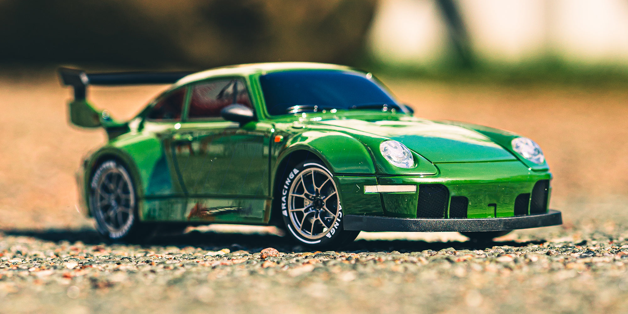 Sort BTD Drifter fjernstyret bil i fuld fart på en indendørs bane med realistisk bymiljø og lys.